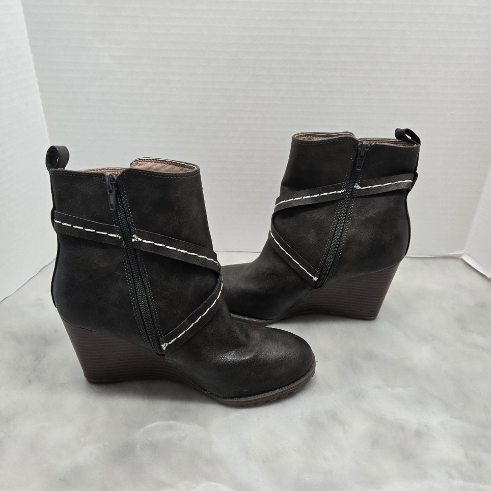 Diba Alberta Olive Green Wedge Fall/Winter Ankle Boot Size 7.5M